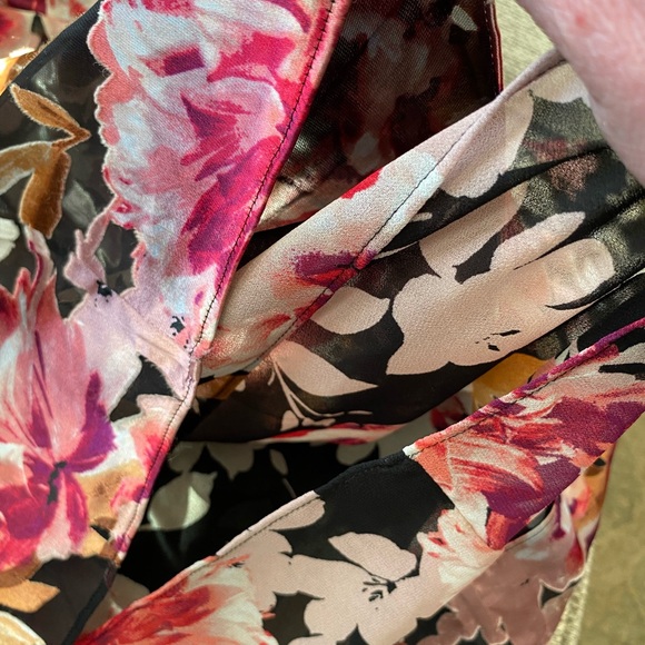 White House Black Market Floral Print Blouse in Black and Pink, size SP, organza - Picture 7 of 12